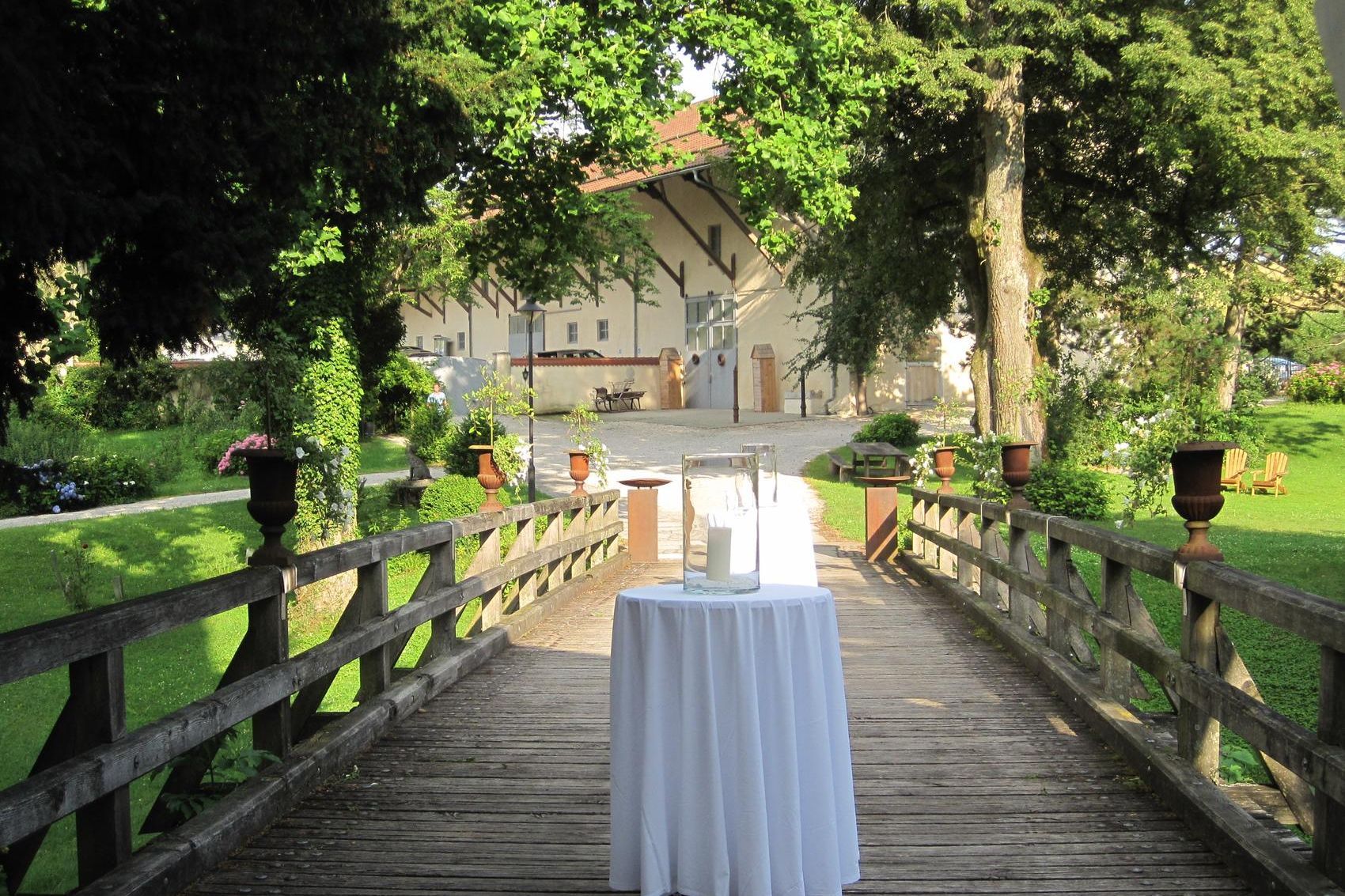 Schloss Amerang: Brück und Stehtisch  mit weisser Tischdecke